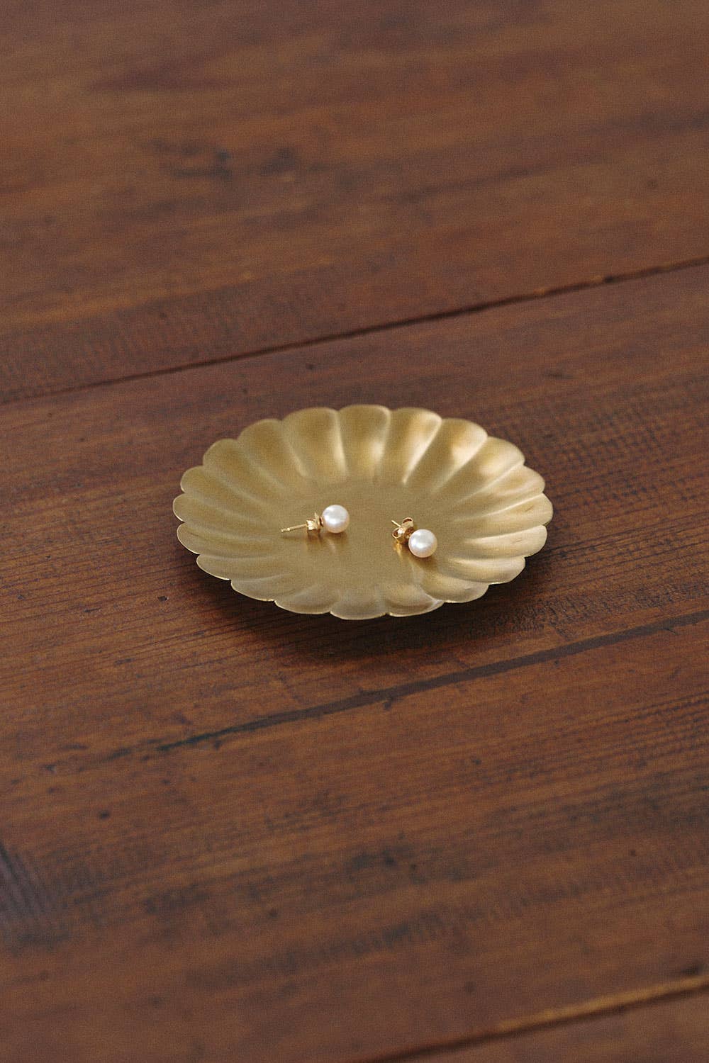 This brass tray features a petal-like wave design around the edges. Perfect for daily use, whether it's holding keys, accessories or serving treats.
