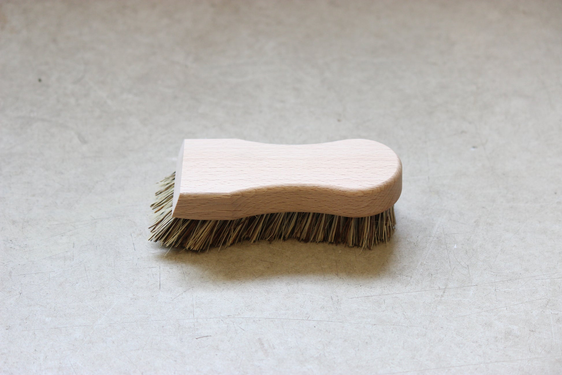 Our untreated beechwood scrub brush is made with extra strong union fibre, perfect for scrubbing various floor types such as stone, ceramic, and tiles. It features a rounded end and straight end to easily clean edges and corners, and a shorter length for efficient cleaning in small areas. It is also ideal for outdoor cleaning tasks like garden equipment and hiking boots. With 16cm in length, this brush is designed and made by Germany's Redecker, a reputable brush manufacturer since 1935. While most of their