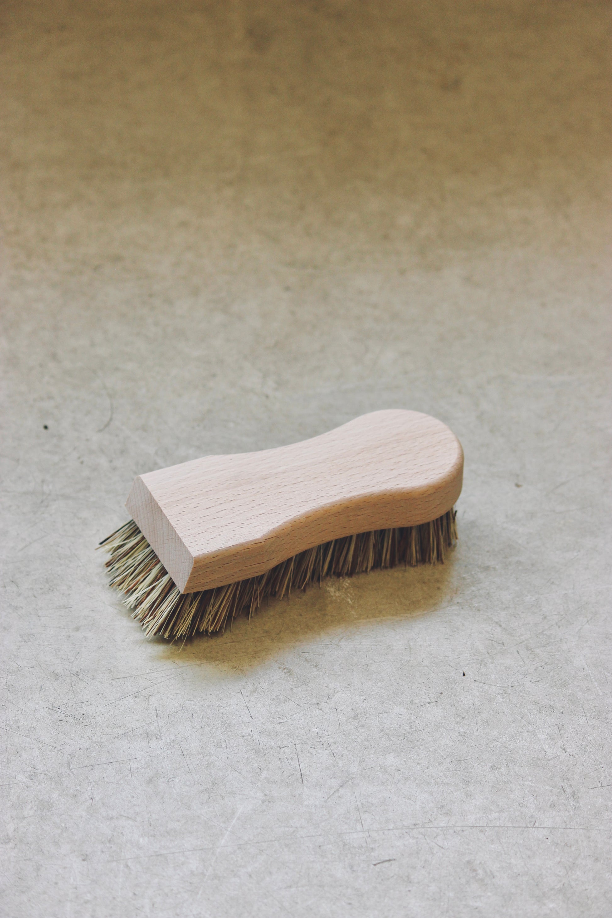 Our untreated beechwood scrub brush is made with extra strong union fibre, perfect for scrubbing various floor types such as stone, ceramic, and tiles. It features a rounded end and straight end to easily clean edges and corners, and a shorter length for efficient cleaning in small areas. It is also ideal for outdoor cleaning tasks like garden equipment and hiking boots. With 16cm in length, this brush is designed and made by Germany's Redecker, a reputable brush manufacturer since 1935. While most of their